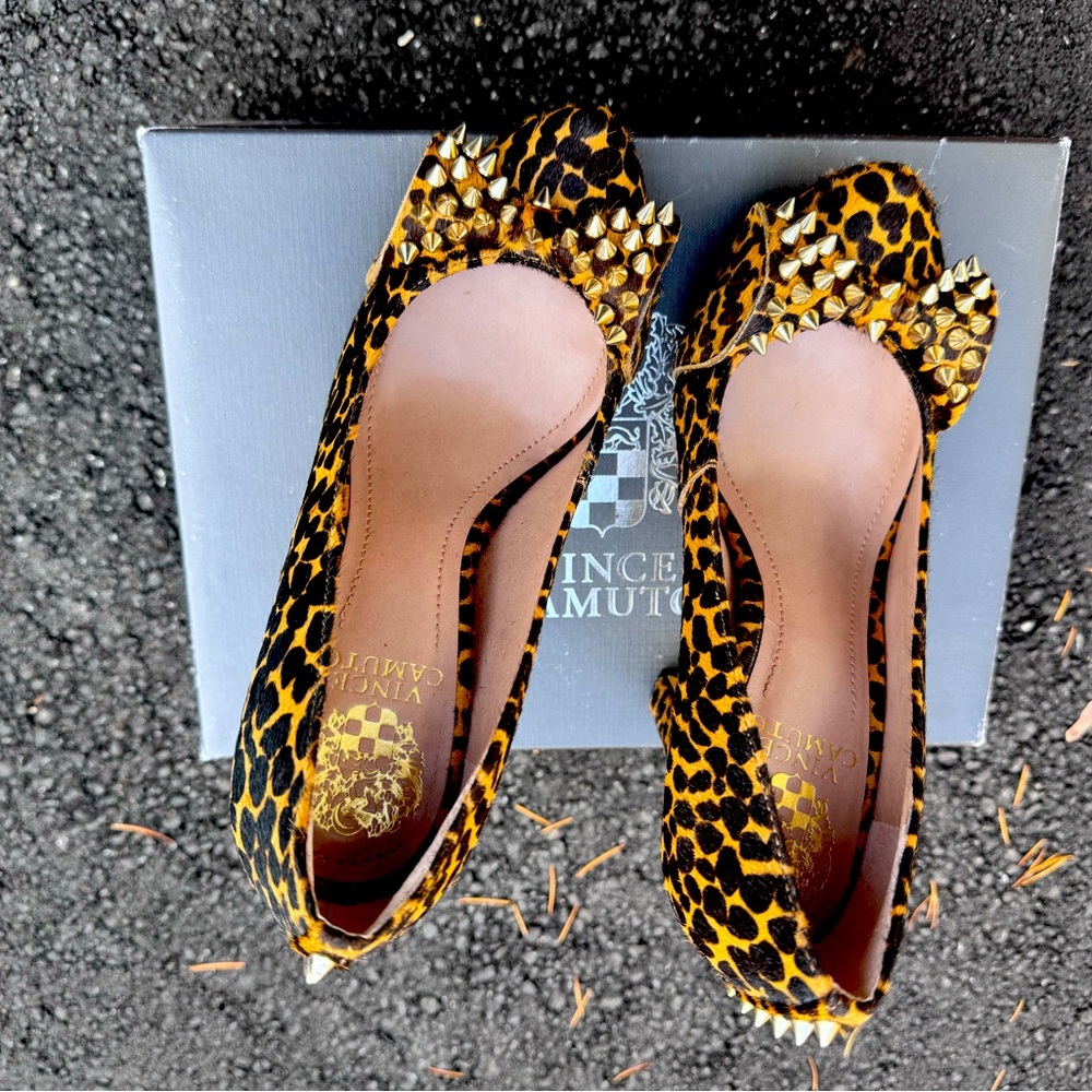 Studded calf hair animal print Vince Camuto platforms - size 7